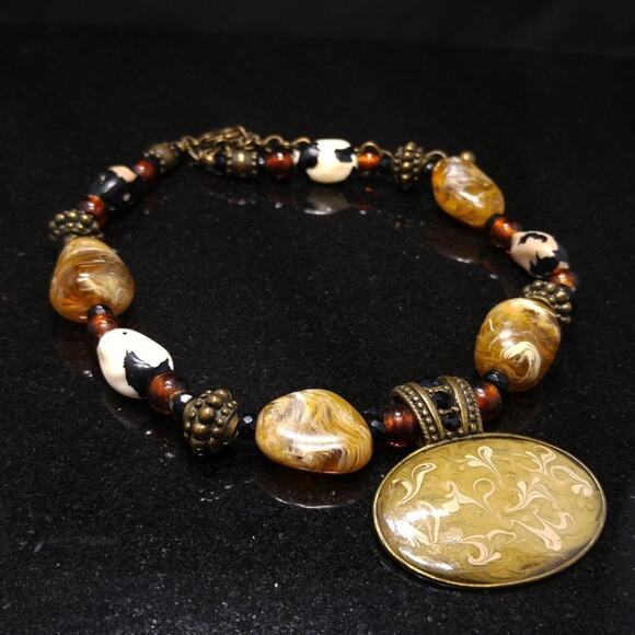 Chico’s Green Enamel Pendant Beaded Necklace Lucite Faux Stone 20 Inch - Picture 3 of 13